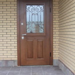 Стальная дверь из массива дерева с ковкой